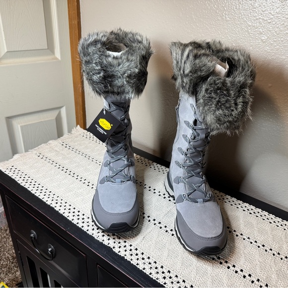 Eddie Bauer Women’s Cinder W. Solstice II Leather Fur-Trimmed Winter Boots - Picture 2 of 6